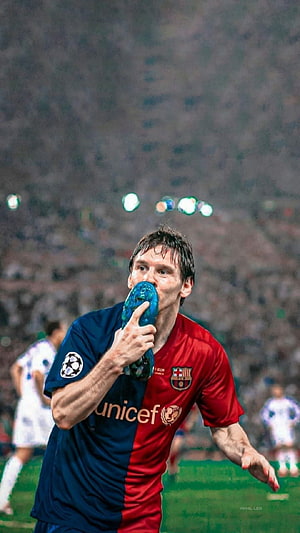 Lionel Messi Kissing His Boot During The 2009 Champions League Final In A Barcelona Kit HD phone wallpaper