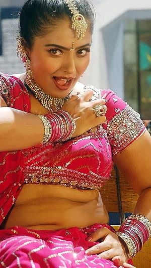Mumtaz in Traditional Red Ethnic Wear with Gold Jewelry and Bangles HD phone wallpaper