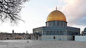 Dome of the Rock in Jerusalem with golden dome and intricate tilework against a cloudy sky HD wallpaper