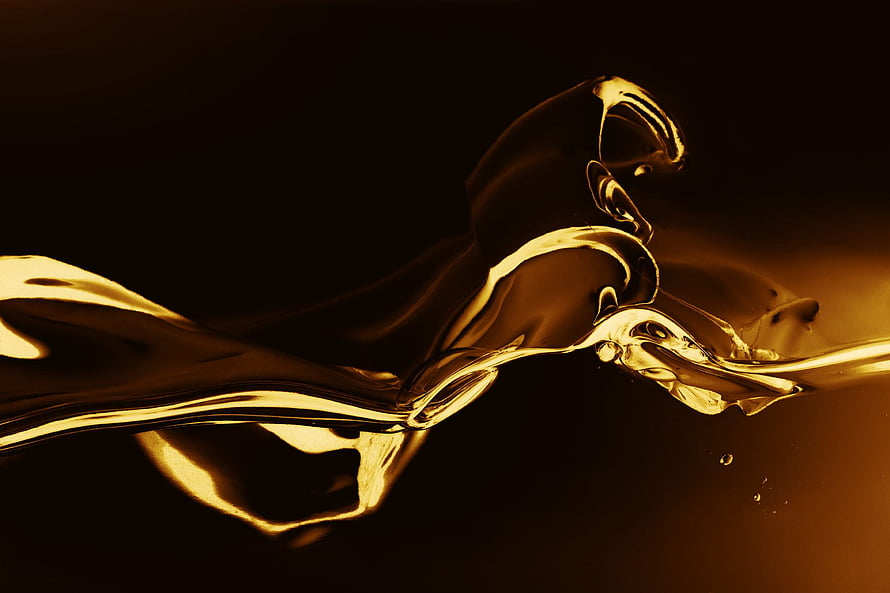 Golden Liquid Splash Abstract Art with Dramatic Lighting and Fluid Motion HD wallpaper