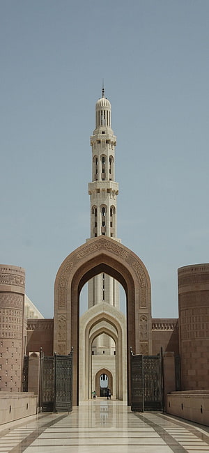 Sultan Qaboos Grand Mosque Minaret and Archway in Muscat, Oman HD phone wallpaper