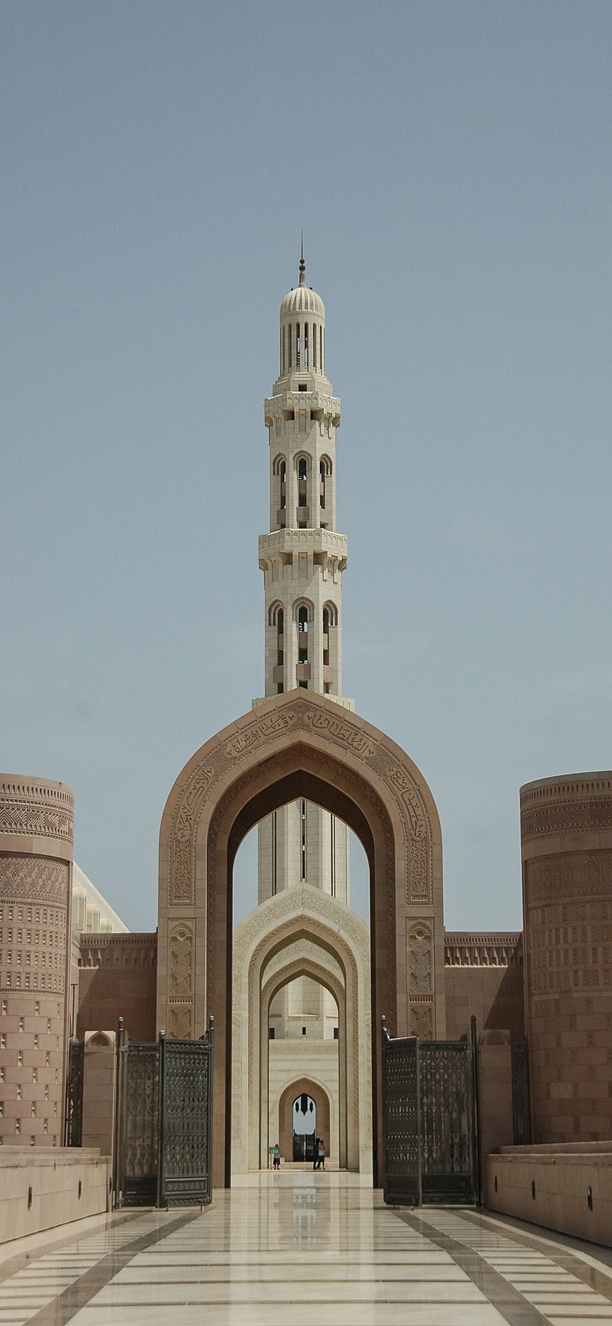 Sultan Qaboos Grand Mosque Minaret and Archway in Muscat, Oman HD phone wallpaper