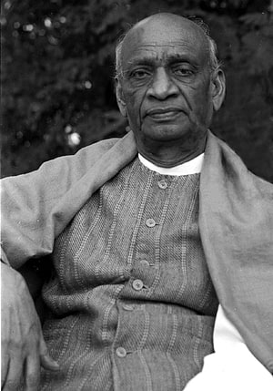 Sardar Patel Historical Portrait in Traditional Indian Attire HD phone wallpaper