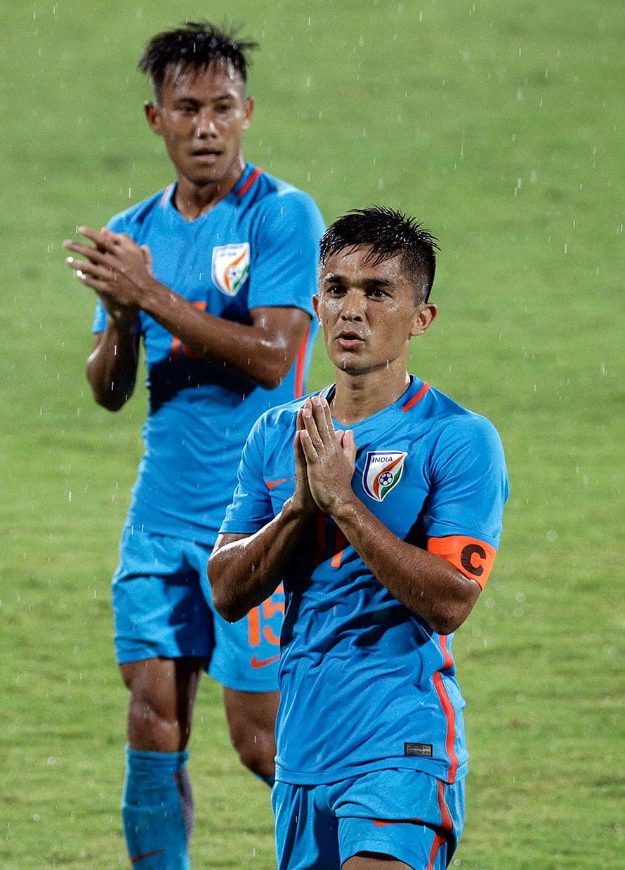 Sunil Chhetri and teammate in India national team blue kits during a rainy match HD phone wallpaper