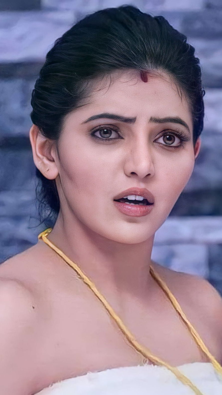 Athulya Ravi in Murankkai Chips Tamil Film Portrait HD phone wallpaper
