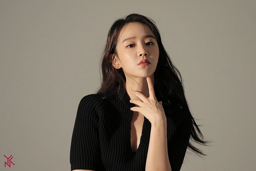 Shin Hye Sun Studio Portrait in Black Ribbed Top HD wallpaper