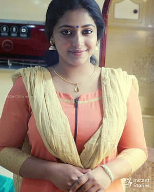 Anu Sithara in a peach kurta with a yellow dupatta and gold jewelry HD phone wallpaper