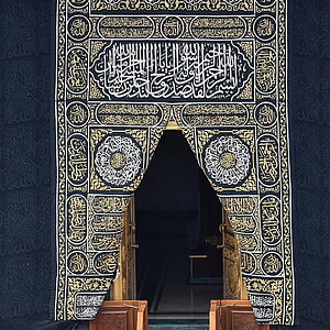 Ornate Embroidered Doorway of the Kaaba in Mecca with Intricate Islamic Calligraphy HD phone wallpaper