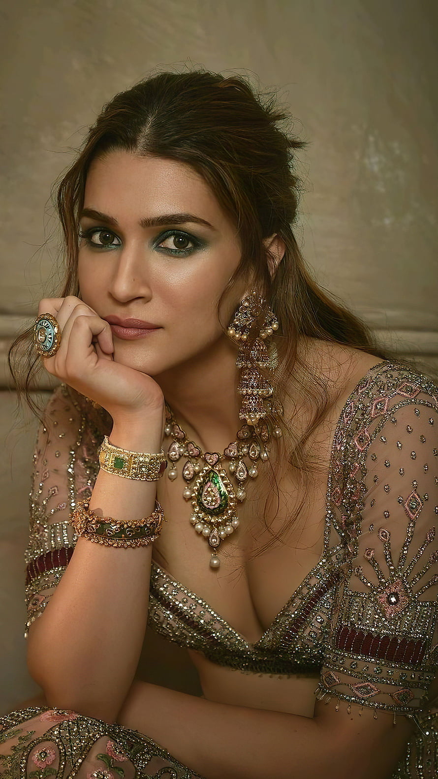 Kriti Sanon in ornate Indian bridal jewelry and embroidered lehenga HD phone wallpaper