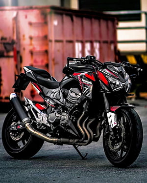 Kawasaki Z900 Naked Sport Motorcycle in Black and Red Parked on Urban Street HD phone wallpaper