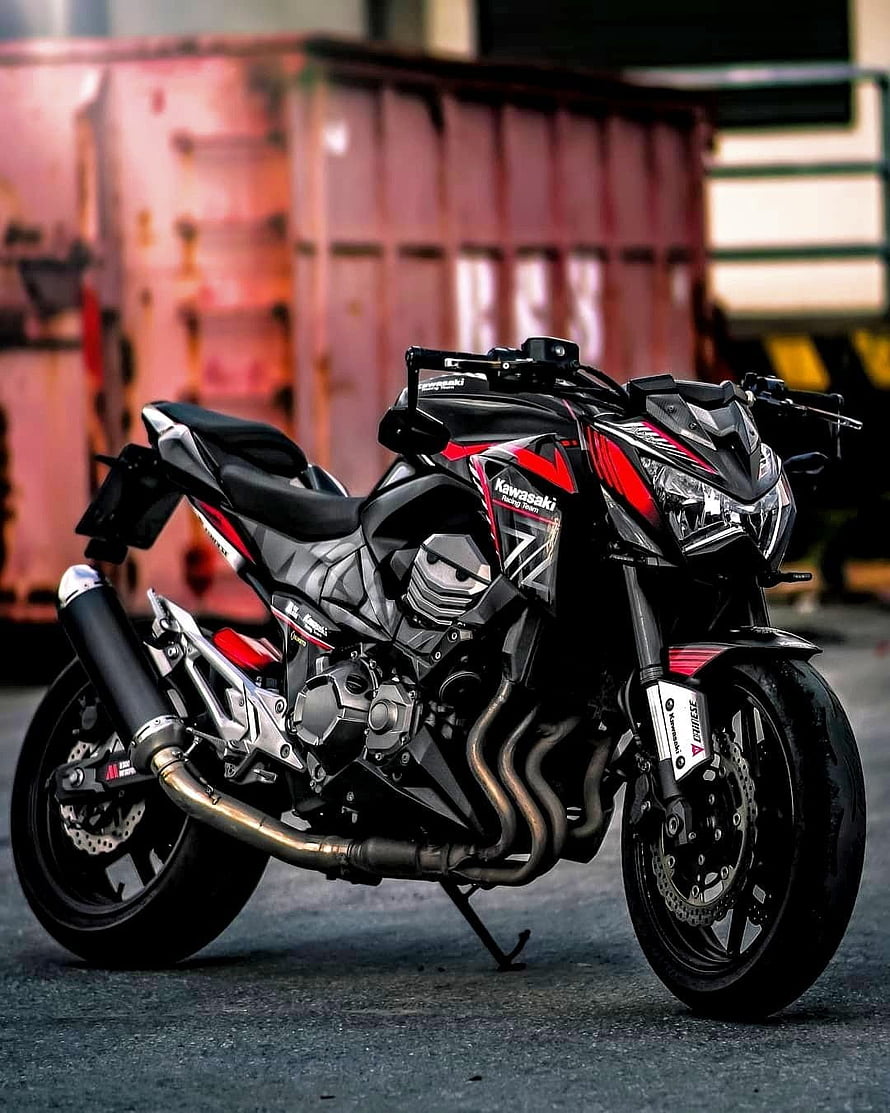 Kawasaki Z900 Naked Sport Motorcycle in Black and Red Parked on Urban Street HD phone wallpaper
