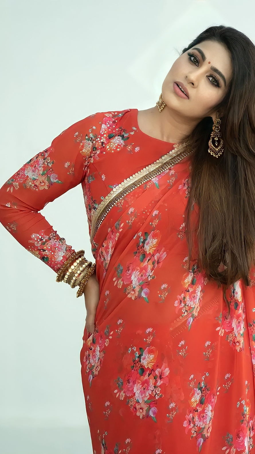 Sneha Tamil Actress in Vibrant Red Floral Saree with Gold Jewelry HD phone wallpaper