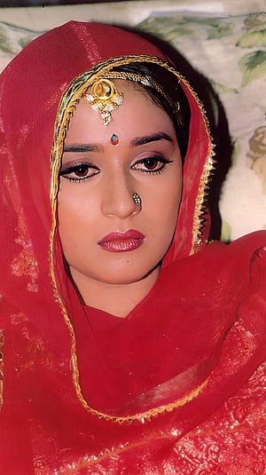 Madhuri Dixit in Traditional Red Saree with Gold Jewelry and Maang Tikka HD phone wallpaper