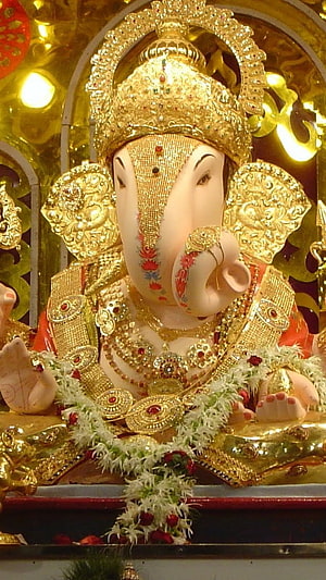 Dagdusheth Ganpati Murti Adorned in Gold Jewelry and Floral Garland HD phone wallpaper