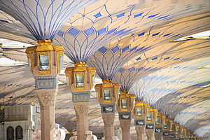 Masjid An Nabawi Interior With Ornate Pillars And Patterned Ceiling HD wallpaper
