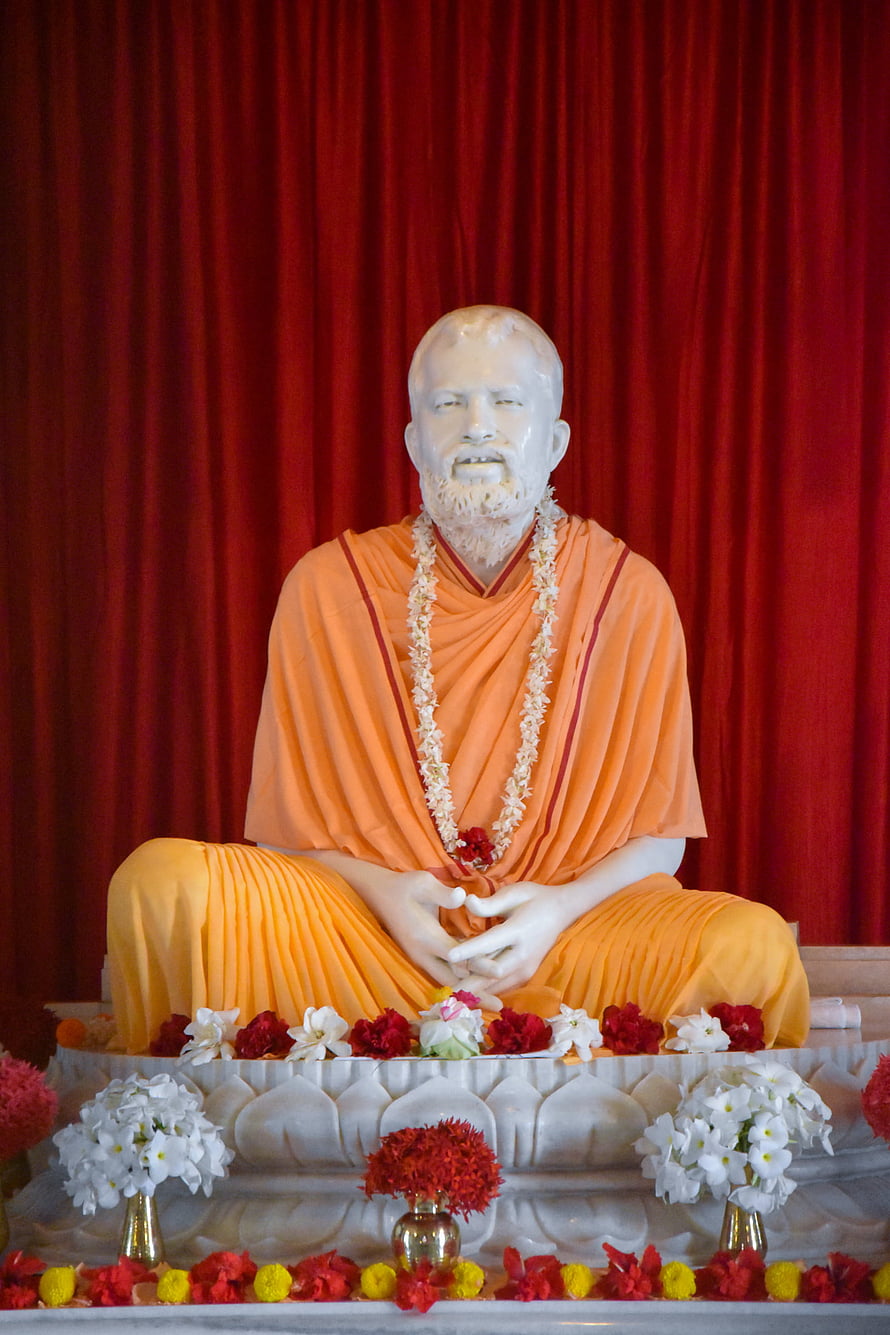 Sri Ramakrishna Statue in Orange Robes at Belur Math with Floral Offerings HD phone wallpaper