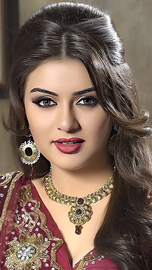 Hansika Motwani in Traditional Maroon Ethnic Wear with Gold Jewelry HD phone wallpaper