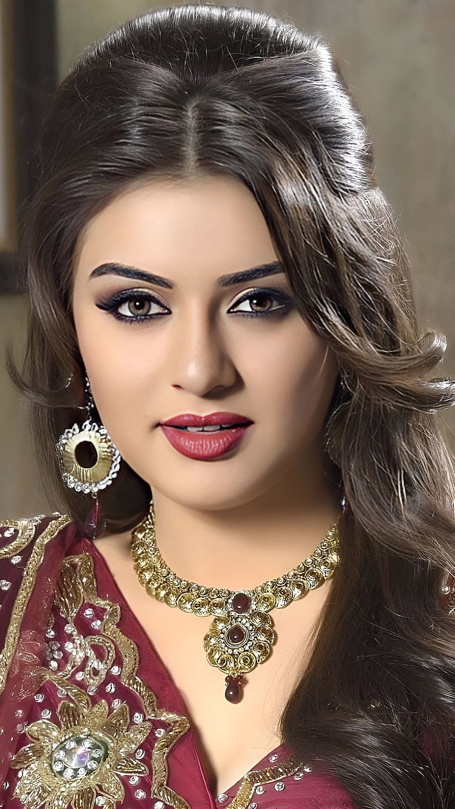 Hansika Motwani in Traditional Maroon Ethnic Wear with Gold Jewelry HD phone wallpaper