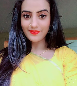 Akshara Singh Portrait in Yellow Traditional Attire with Gold Jewelry HD phone wallpaper
