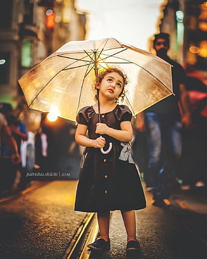 Little Girl Holding Transparent Umbrella on Rainy City Street at Night HD phone wallpaper