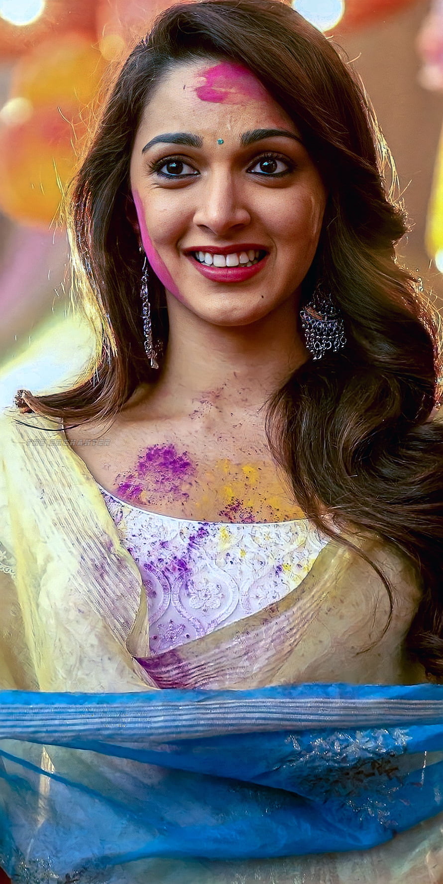Kiara Advani Celebrating Holi Festival with Vibrant Colored Powder and Traditional Saree HD phone wallpaper