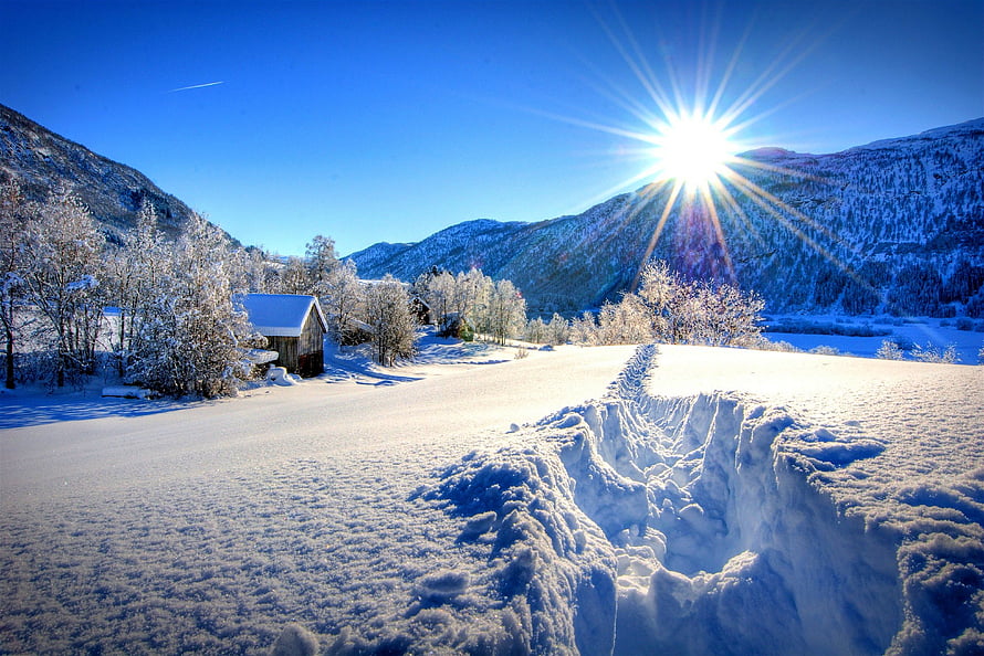 Sunlit Winter Mountain Valley With Snow-Covered Cabin And Frozen Trees HD wallpaper