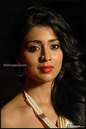 Shreya Saran studio portrait with pearl necklace and traditional Indian jewelry HD phone wallpaper