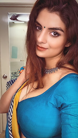 Anveshi Jain in a Teal Saree with Gold Drape and Silver Choker Necklace HD phone wallpaper
