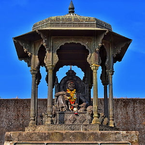 Chhatrapati Shivaji Maharaj Statue at Raigad Fort with Floral Garland HD phone wallpaper