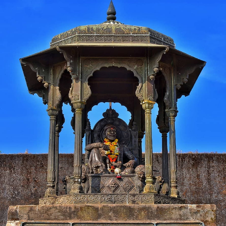 Chhatrapati Shivaji Maharaj Statue at Raigad Fort with Floral Garland HD phone wallpaper