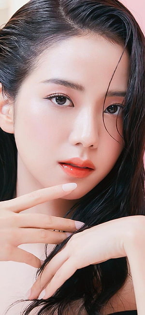 Jisoo Close-Up Portrait with Soft Makeup and Delicate Hand Pose HD phone wallpaper