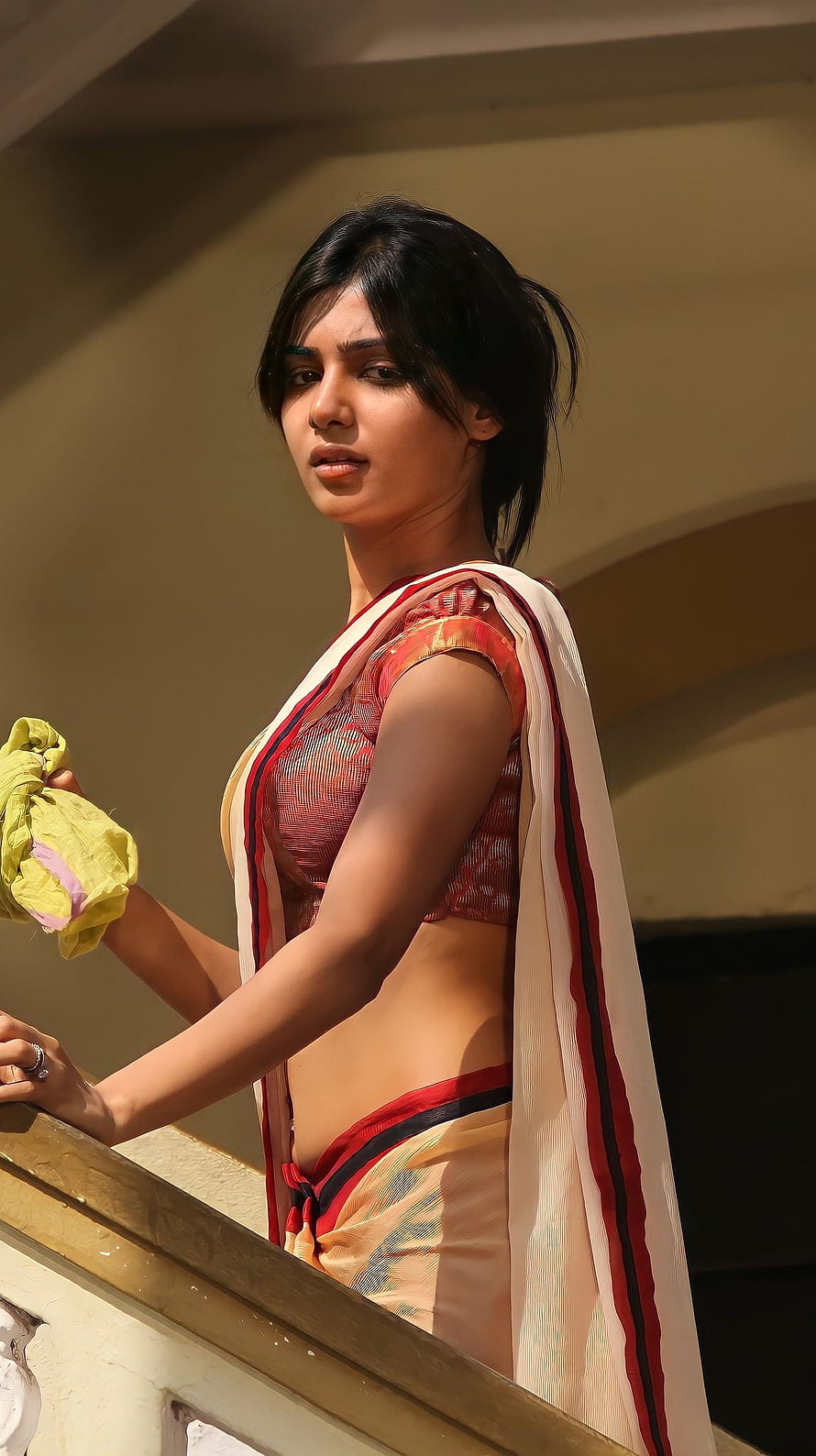 Samantha Akkineni in Traditional Saree on Balcony HD phone wallpaper