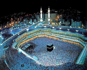 Aerial Night View of the Kaaba and Grand Mosque in Mecca with Pilgrims HD wallpaper