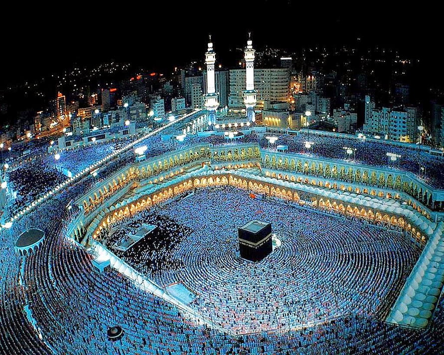 Aerial Night View of the Kaaba and Grand Mosque in Mecca with Pilgrims HD wallpaper