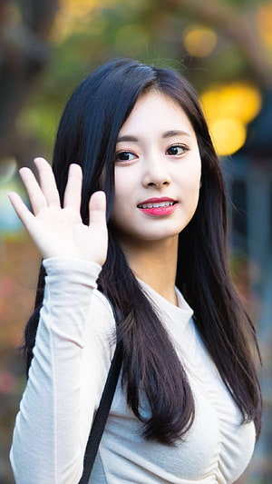 Korean Woman Waving With Long Dark Hair and Soft Smile in Autumn Setting, Beautiful Korean Girl 2019 - & Background, Cute Korean Girls HD phone wallpaper