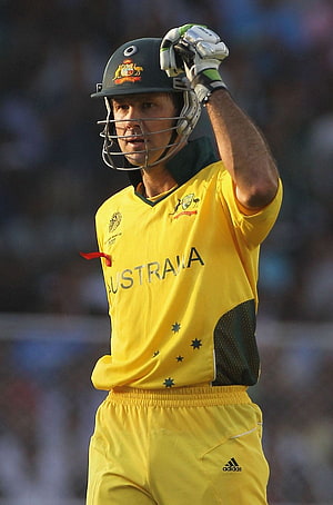 Ricky Ponting in Australian Cricket Kit Acknowledging the Crowd HD phone wallpaper