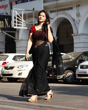 Priyanka Jawalkar in Black Saree with Red Blouse on City Street HD phone wallpaper