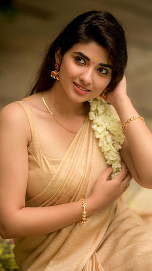 Pragya Nagara in a beige saree with jasmine garland and traditional gold jewelry HD phone wallpaper