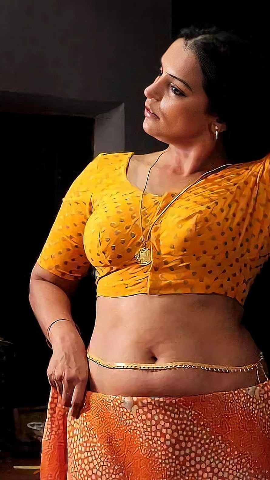 Swetha Menon in Traditional Yellow and Orange Saree with Gold Jewelry HD phone wallpaper
