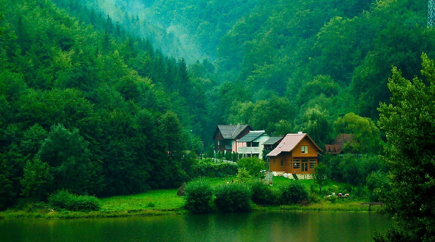 Secluded Lakeside Cottages Nestled in Lush Mountain Forest HD wallpaper