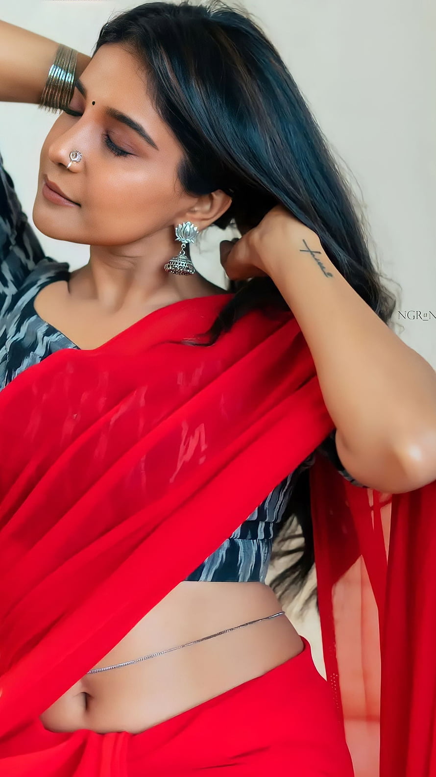 Sakshi Agarwal in a vibrant red saree with traditional silver jewelry and a delicate navel chain HD phone wallpaper