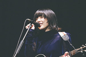 Aimyon Live Concert Performance with Acoustic Guitar and Microphone HD wallpaper