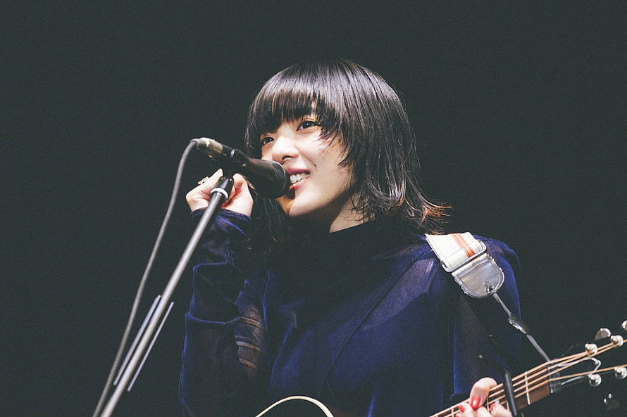 Aimyon Live Concert Performance with Acoustic Guitar and Microphone HD wallpaper