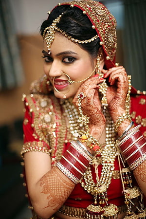 Jyoti Choudhary in Traditional Indian Bridal Attire with Gold Jewelry and Henna HD phone wallpaper