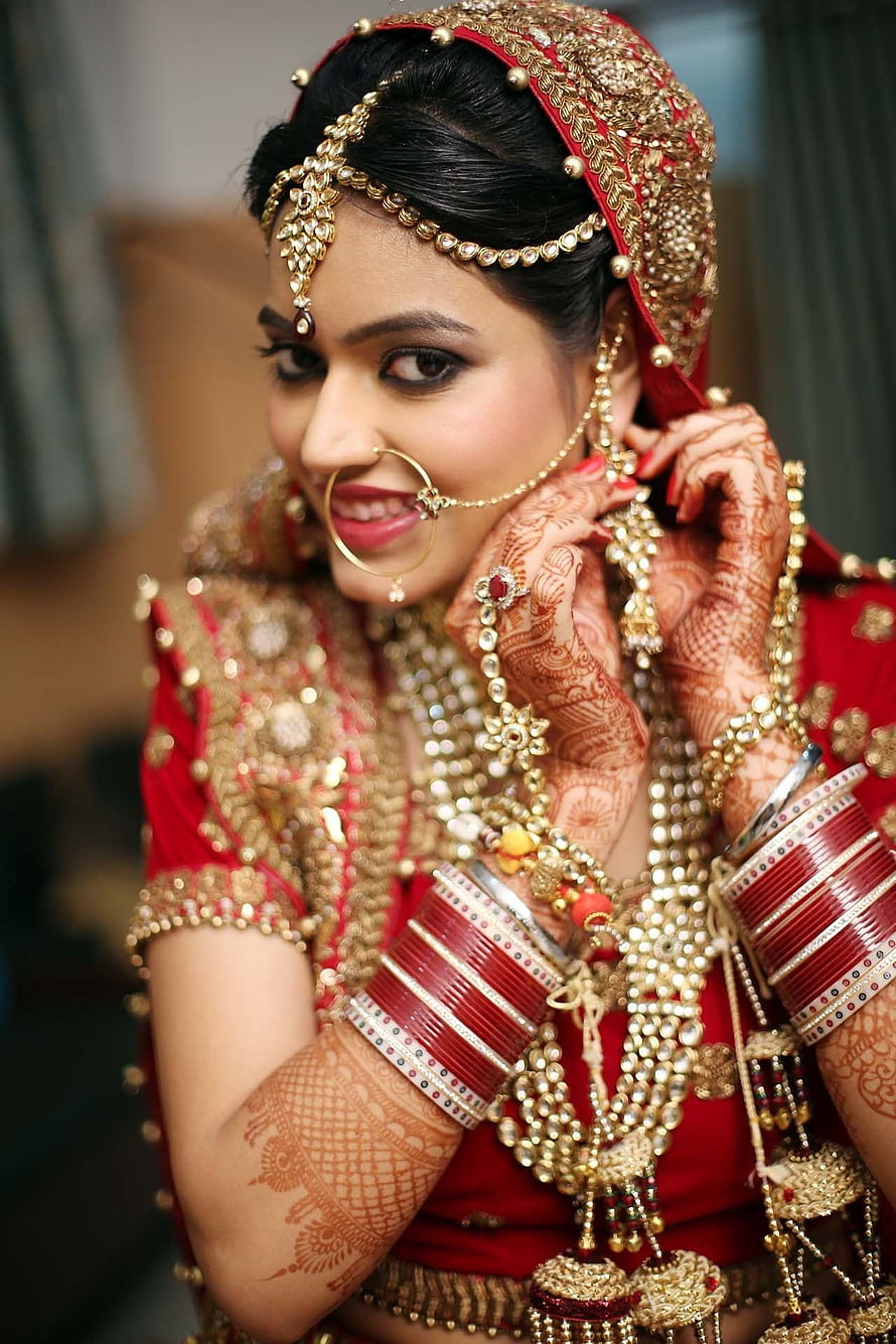 Jyoti Choudhary in Traditional Indian Bridal Attire with Gold Jewelry and Henna HD phone wallpaper
