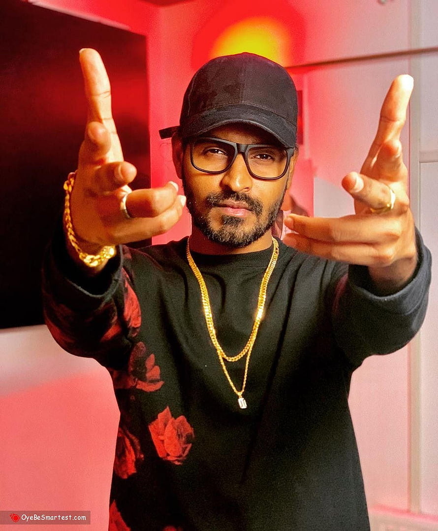 Emiway Bantai in Black Cap and Glasses with Gold Chains and Hand Gestures HD phone wallpaper