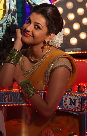 Kajal Agarwal in Traditional Saree with Gold Jewelry and Green Bangles HD phone wallpaper
