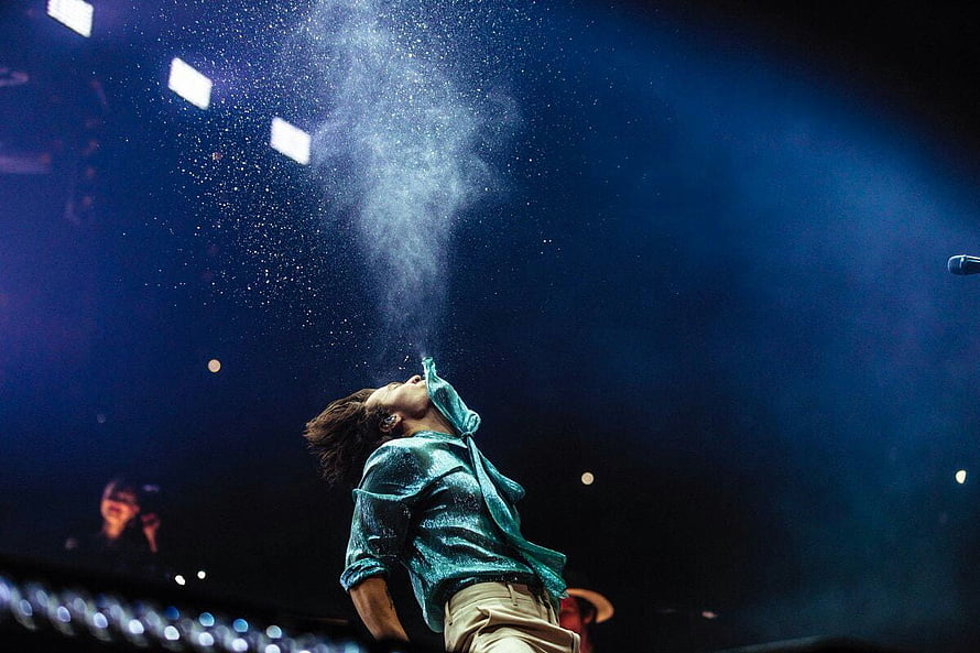 Harry Styles Live Concert Performance with Stage Confetti and Dramatic Lighting HD wallpaper