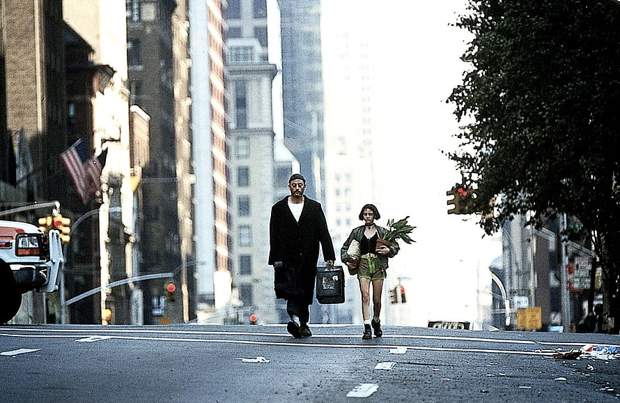Leon The Professional Film Still of Man and Woman Walking Through City Street HD wallpaper