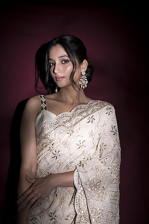 Srinidhi Shetty in an elegant ivory embroidered bridal saree with gold jewelry HD phone wallpaper